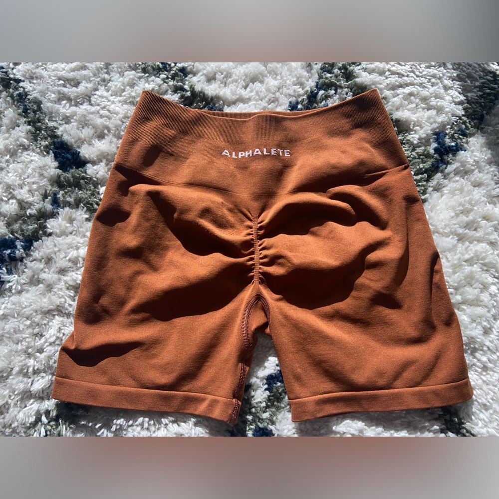 Alphalete Amplify Short, 4.5”, Medium(tight fit), smoke and pet free home.